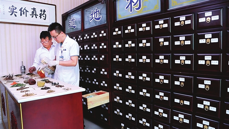 赵文斌正在为患者选配中药